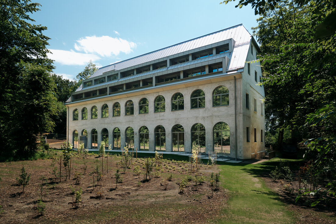© © Karin Lernbeiß Jesuitenrefektorium Graz – Außenansicht des sanierten Gebäudes mit modernem Hörsaal und Tribünenkonstruktion von Lindner GmbH. Die Tribüne wurde mit dem Hohlbodensystem FLOOR and more® arena errichtet, das hohe Stabilität, Brandschutz und Komfort vereint. | © © Karin Lernbeiß