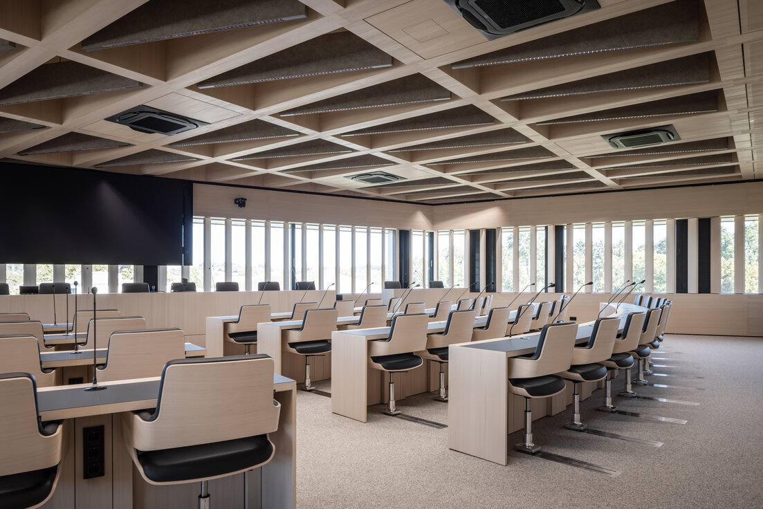 © © www.Lindner-Group.com Moderner Sitzungssaal im Landratsamt Landshut mit hellem Holz, maßgefertigten Tischen und hochwertigem Innenausbau von Lindner Group | © © www.Lindner-Group.com