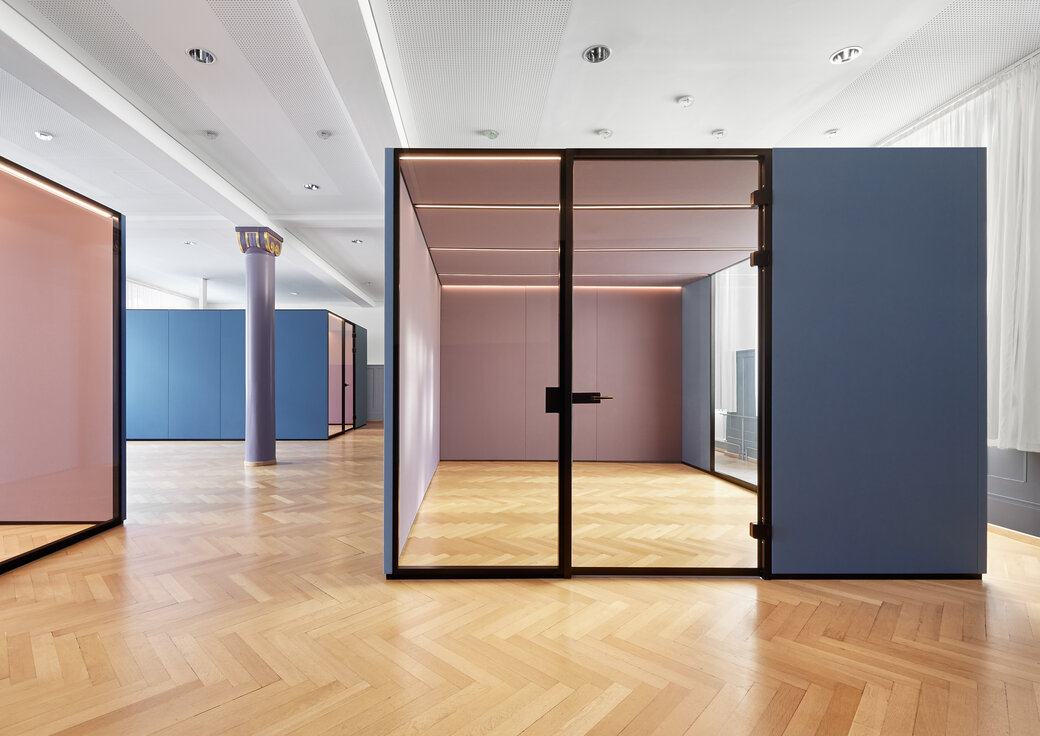 © © Carolin Wengert | architekten keller daum Modulare Raum-in-Raum Systeme der Lindner Group: CAS Rooms in Rosa und Blau strukturieren einen revitalisierten offenen Arbeitsbereich mit integrierter Licht- und Lüftungstechnik. | © © Carolin Wengert | architekten keller daum