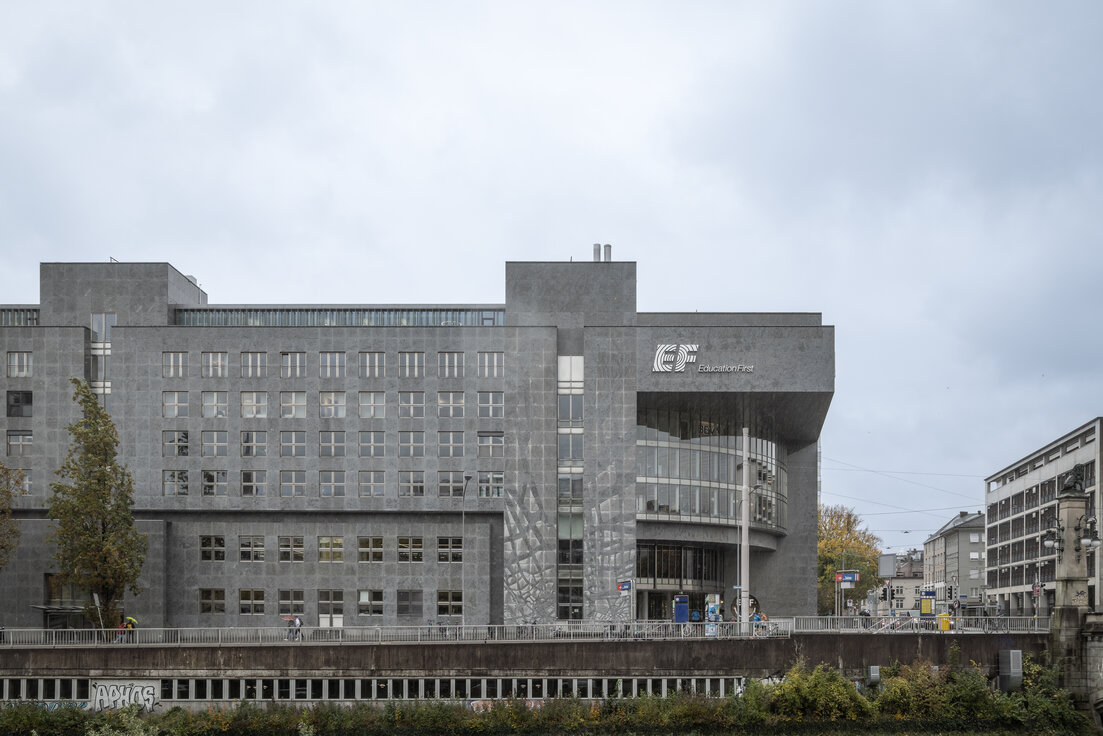 © © www.Lindner-Group.com EF Education First Gebäude in Zürich mit Betonfassade an der Selnaustrasse, realisiert mit Lindner SE als Generalunternehmer im Innenausbau. | © © www.Lindner-Group.com