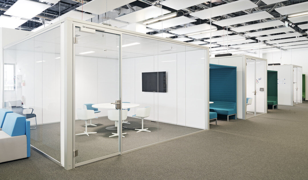 img_de_daimler_6 Offener Bürobereich im Verwaltungsgebäude der Daimler AG in Böblingen mit Lindner Cube Raum-im-Raum-Systemen und quadratischen Deckensegeln