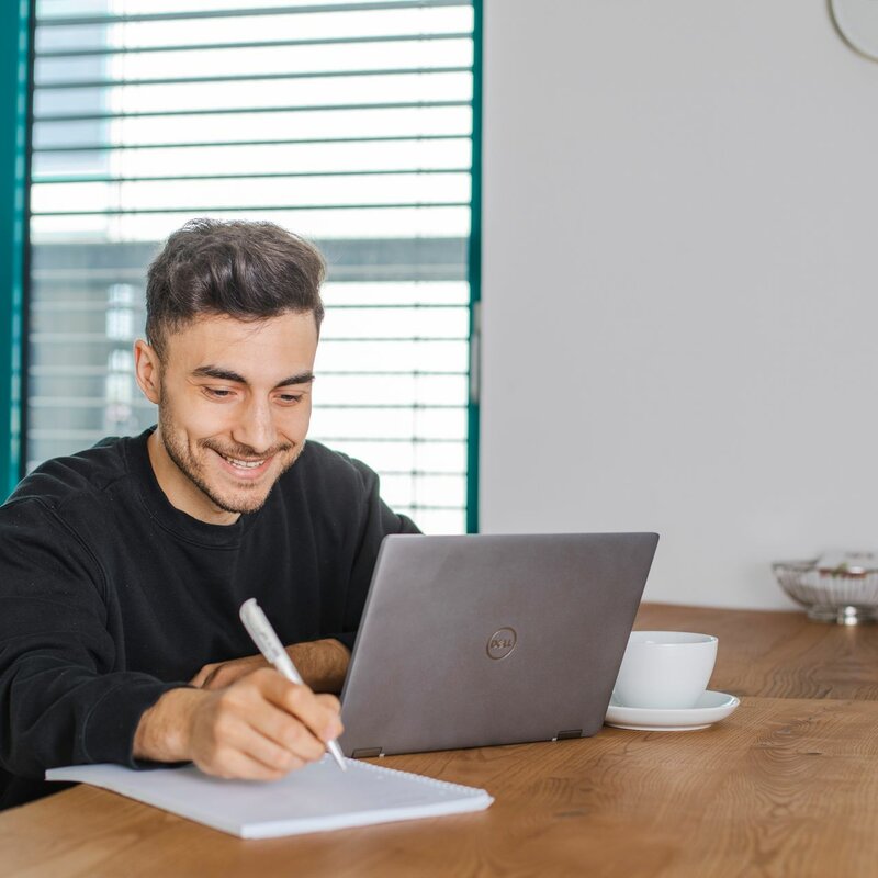 img-de-mitarbeiter-laptop-homeoffice img-de-mitarbeiter-laptop-homeoffice