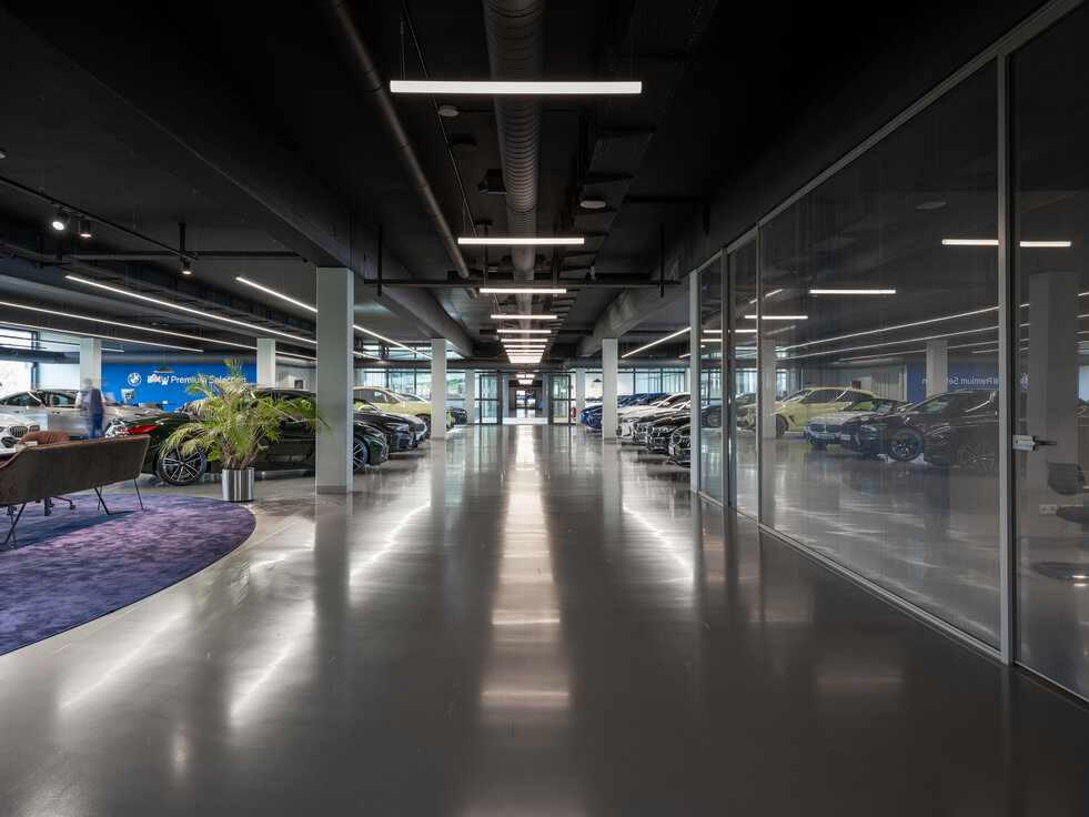 © © Tomislav Vukosav | www.tomislavvukosav.de Langer Gang im BMW Showroom Stuttgart-Vaihingen mit Ausstellungsfahrzeugen und Lindner Glastrennwand zur Abgrenzung der Büroräume | © © Tomislav Vukosav | www.tomislavvukosav.de