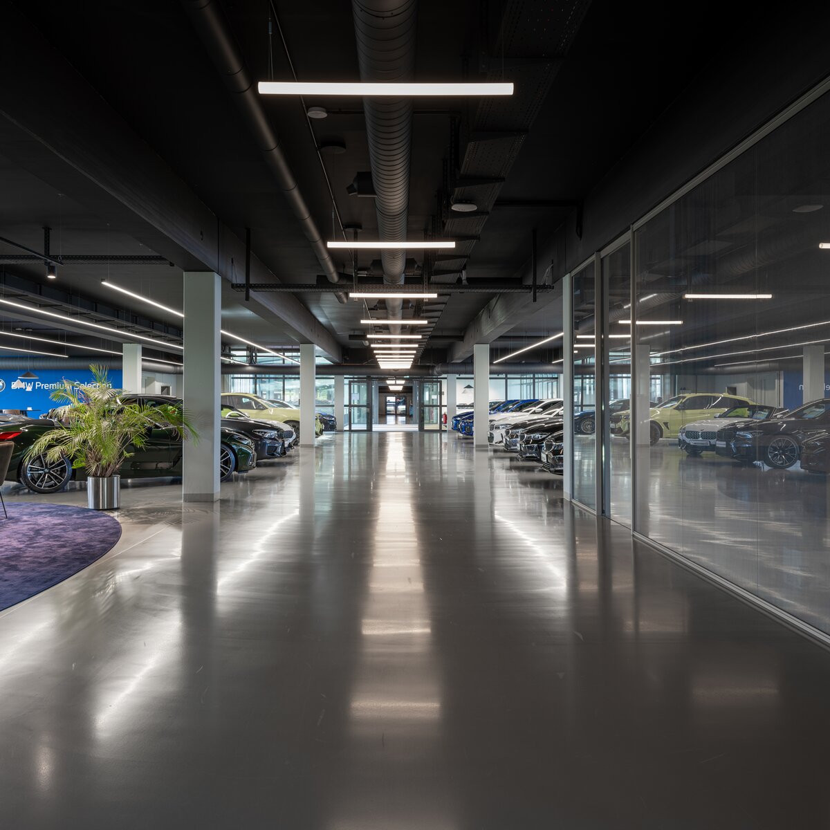 © © Tomislav Vukosav | www.tomislavvukosav.de Langer Gang im BMW Showroom Stuttgart-Vaihingen mit Ausstellungsfahrzeugen und Lindner Glastrennwand zur Abgrenzung der Büroräume | © © Tomislav Vukosav | www.tomislavvukosav.de