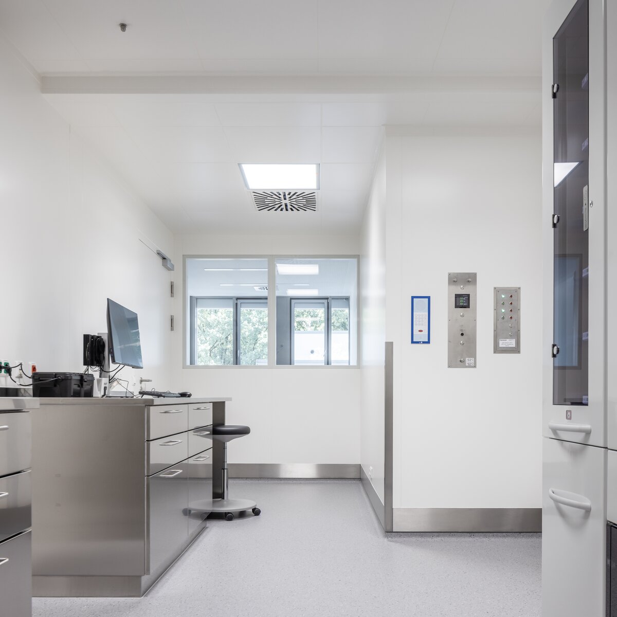 © © www.Lindner-Group.com Minimalistisch gestaltetes Reinraumlabor mit Edelstahlmöbeln, heller Beleuchtung und ergonomischem Arbeitsplatzdesign in der Zentralapotheke des DONAUISAR Klinikums.. | © © www.Lindner-Group.com