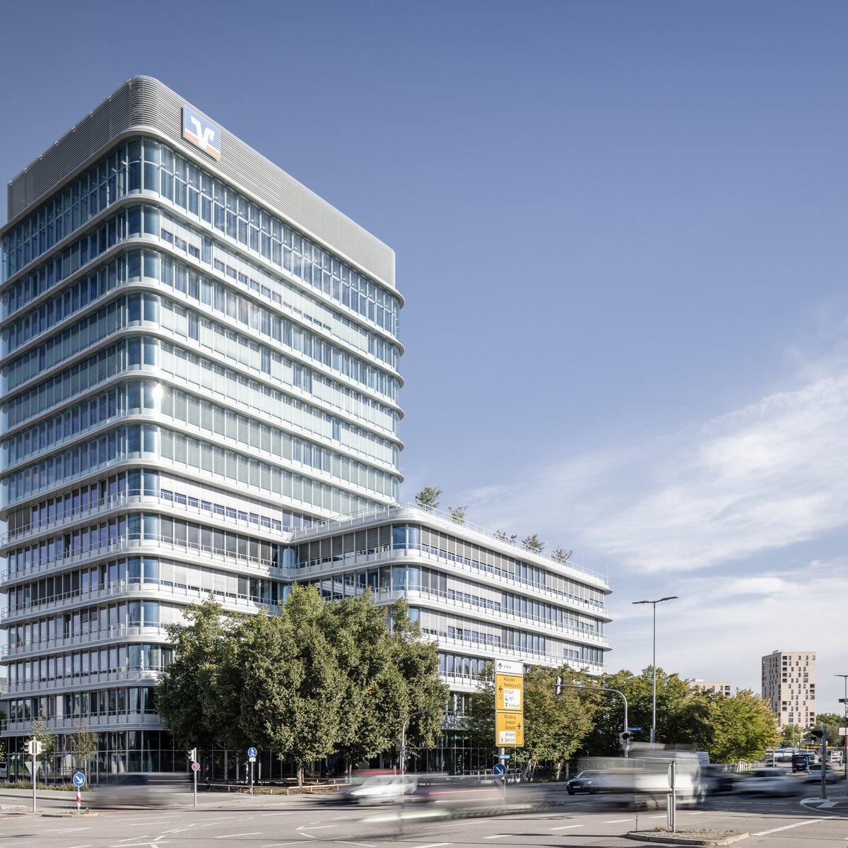 Donau Tower Ingolstadt – beeindruckende Außenansicht des Hochhauses | © © www.Lindner-Group.com Außenansicht des Donau Towers in Ingolstadt – schlanke Glas‑ und Stahlfassade, leuchtende Fensterfront und markanter Turm, das von Lindner gestaltete Gebäude von außen betrachtet | © © www.Lindner-Group.com