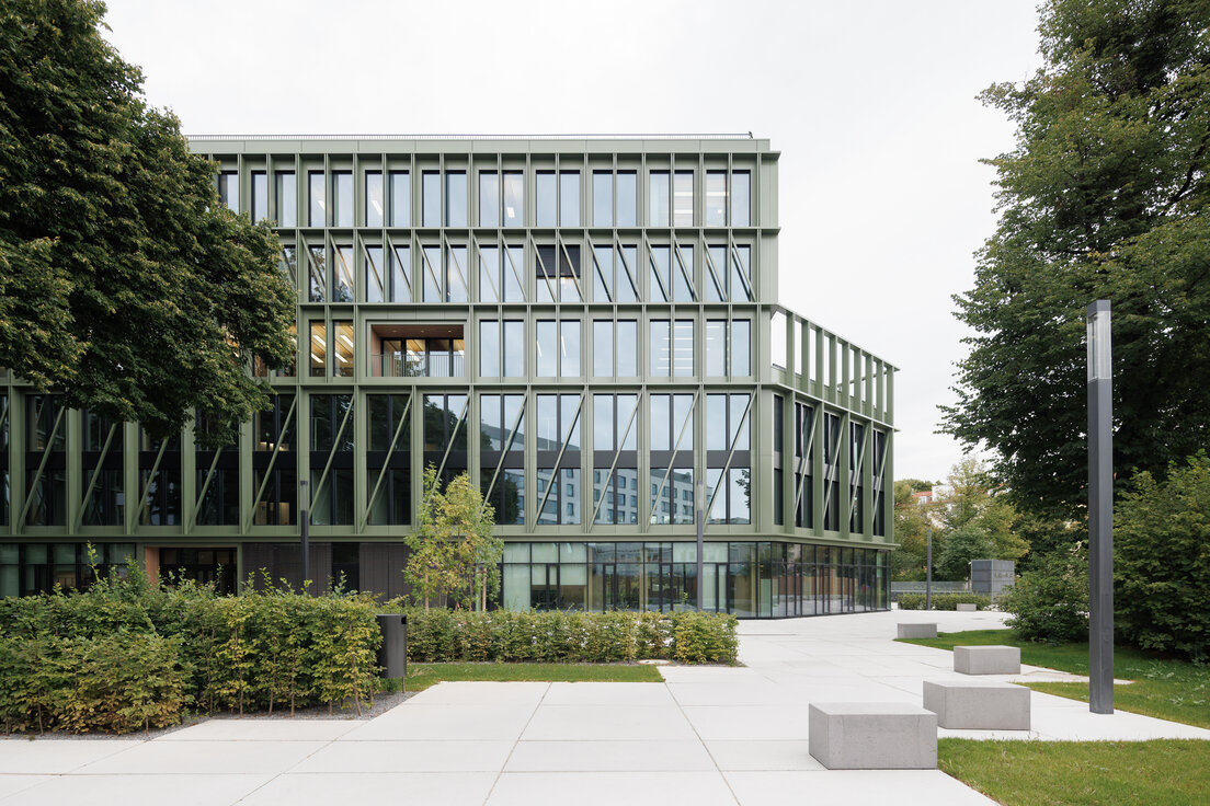 © © Nikolay Kazakov Außenansicht des Interhyp-Büros in München mit gläserner Fassade und Grünfläche; im Inneren verbaute Lindner Raum-in-Raum-Systeme. | © © Nikolay Kazakov