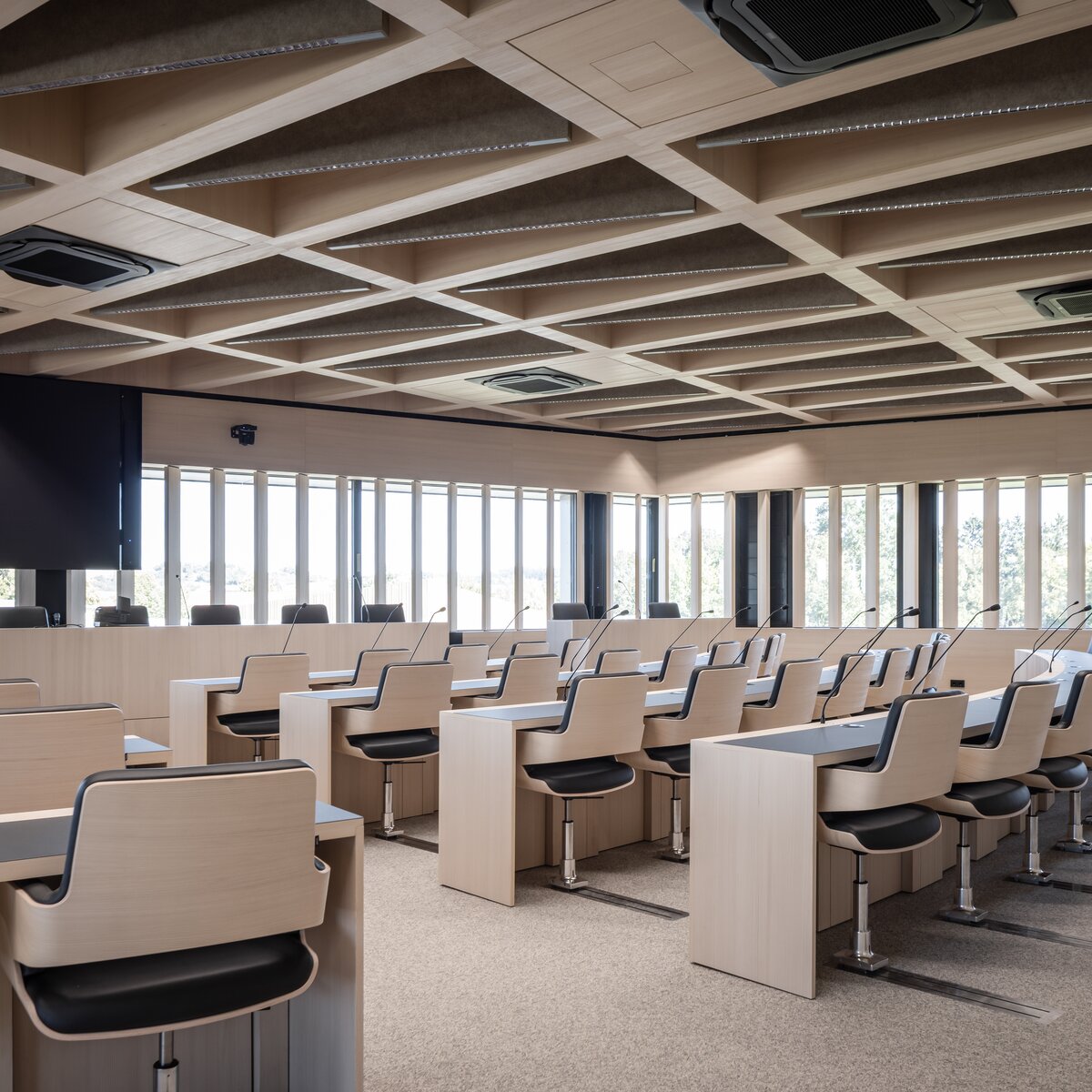 © © www.Lindner-Group.com Moderner Sitzungssaal im Landratsamt Landshut mit hellem Holz, maßgefertigten Tischen und hochwertigem Innenausbau von Lindner Group | © © www.Lindner-Group.com