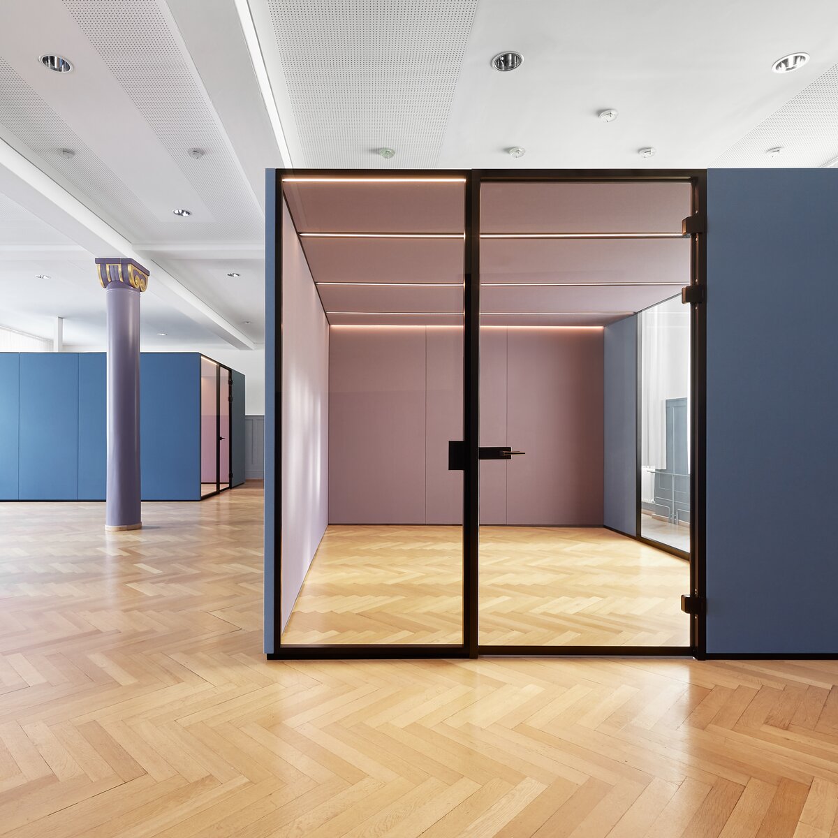 © © Carolin Wengert | architekten keller daum Modulare Raum-in-Raum Systeme der Lindner Group: CAS Rooms in Rosa und Blau strukturieren einen revitalisierten offenen Arbeitsbereich mit integrierter Licht- und Lüftungstechnik. | © © Carolin Wengert | architekten keller daum
