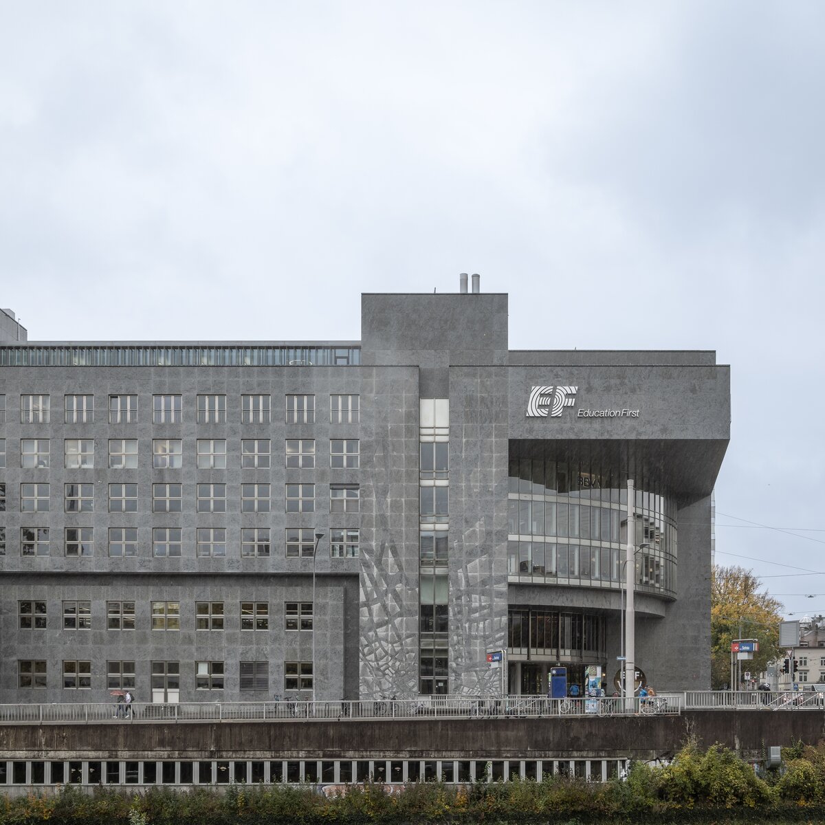 © © www.Lindner-Group.com EF Education First Gebäude in Zürich mit Betonfassade an der Selnaustrasse, realisiert mit Lindner SE als Generalunternehmer im Innenausbau. | © © www.Lindner-Group.com