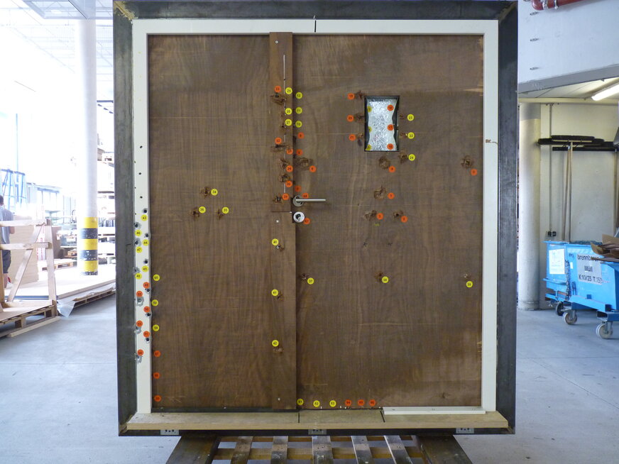 Rückseite einer beschusshemmenden Türe nach Prüfung. Rückseite einer beschusshemmenden Türe nach Prüfung.