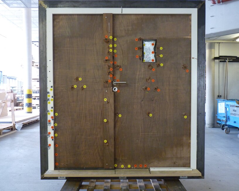 Rückseite einer beschusshemmenden Türe nach Prüfung. Rückseite einer beschusshemmenden Türe nach Prüfung.