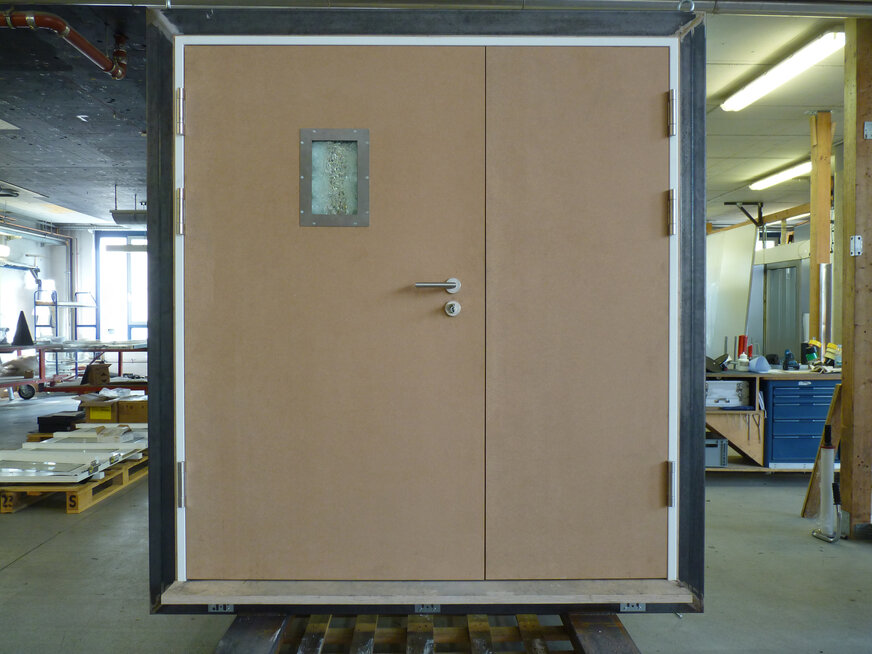 Vorderseite einer beschusshemmenden Türe. Vorderseite einer beschusshemmenden Türe.