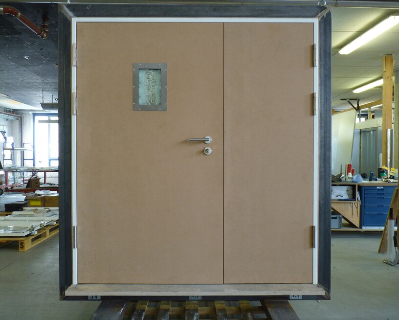 Vorderseite einer beschusshemmenden Türe. Vorderseite einer beschusshemmenden Türe.