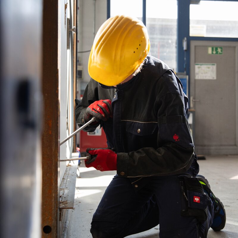 Einbruchversuch am Schloss einer Türe mit Werkzeug. Einbruchversuch am Schloss einer Türe mit Werkzeug.