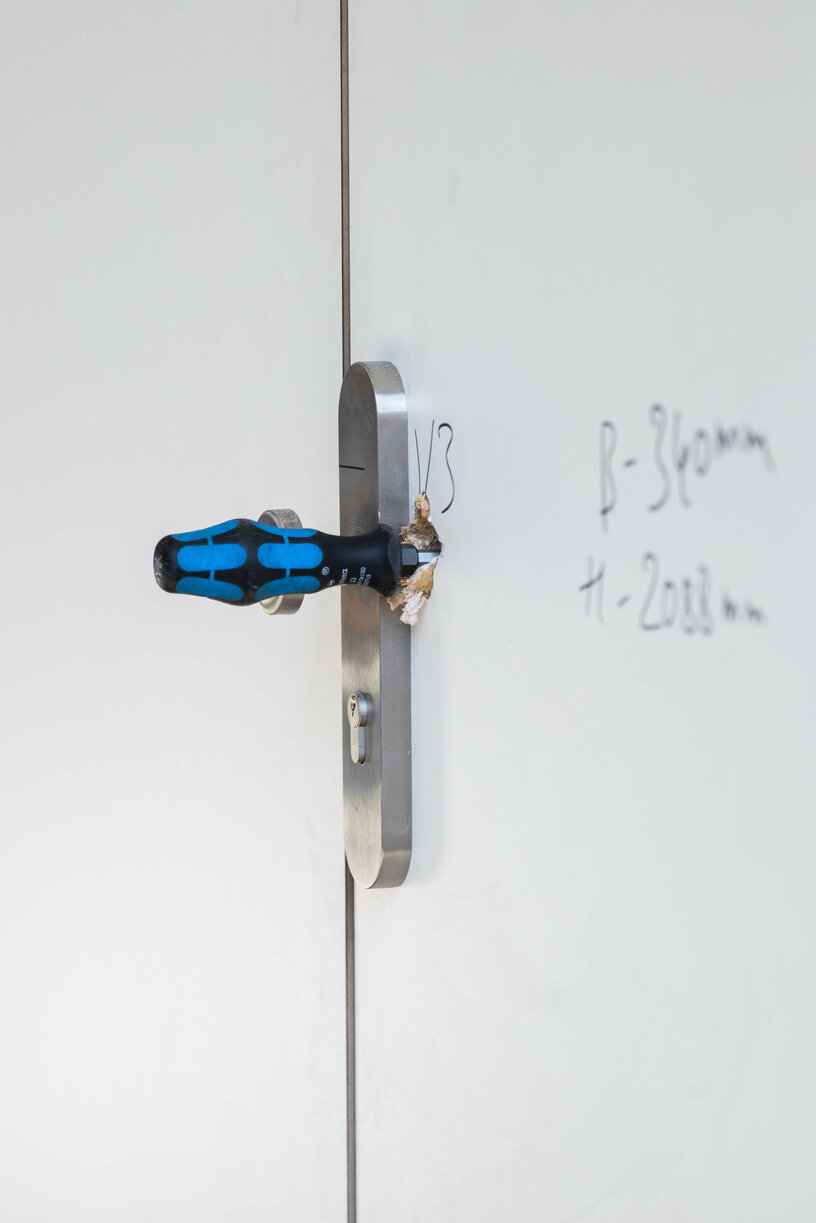 Ein Türknauf während eines Einbruchversuchs mit Schraubenzieher. Ein Türknauf während eines Einbruchversuchs mit Schraubenzieher.