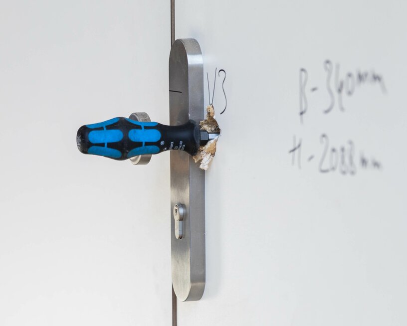 Ein Türknauf während eines Einbruchversuchs mit Schraubenzieher. Ein Türknauf während eines Einbruchversuchs mit Schraubenzieher.