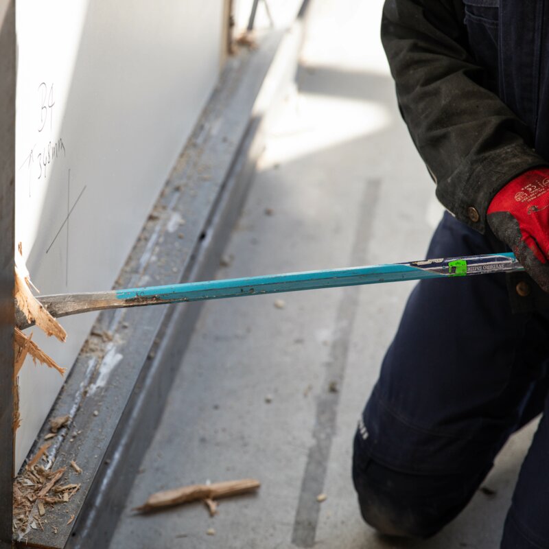 Einbruchversuch an einer Holztüre mit einer Brechstange. Einbruchversuch an einer Holztüre mit einer Brechstange.