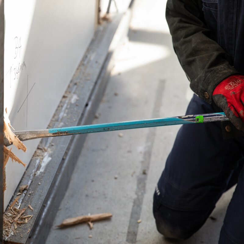 Einbruchversuch an einer Holztüre mit einer Brechstange. Einbruchversuch an einer Holztüre mit einer Brechstange.