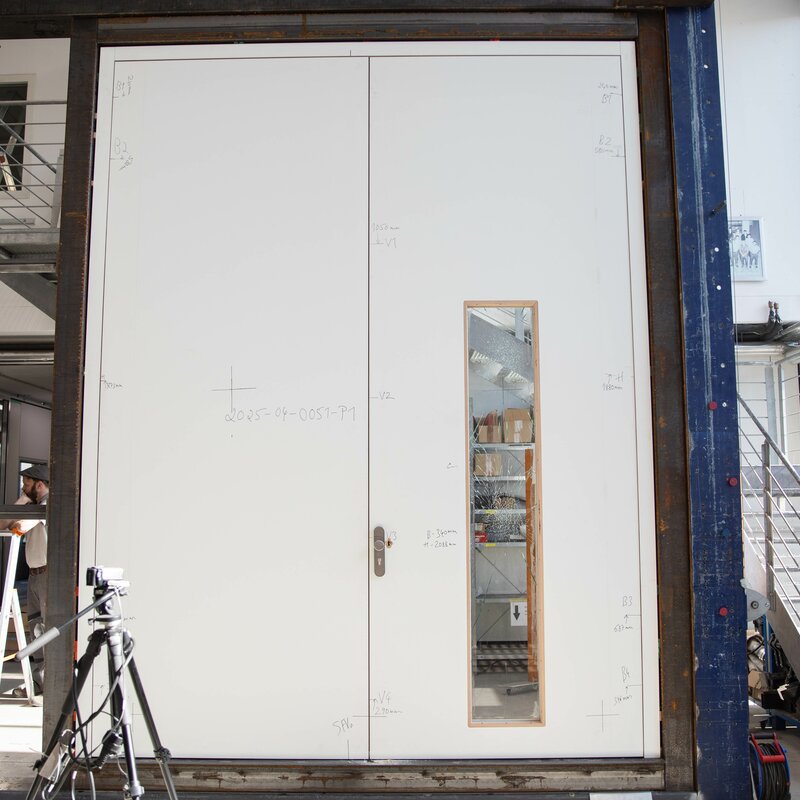 Einbruchsichere Türe im Versuchsraum der GiB. Einbruchsichere Türe im Versuchsraum der GiB.